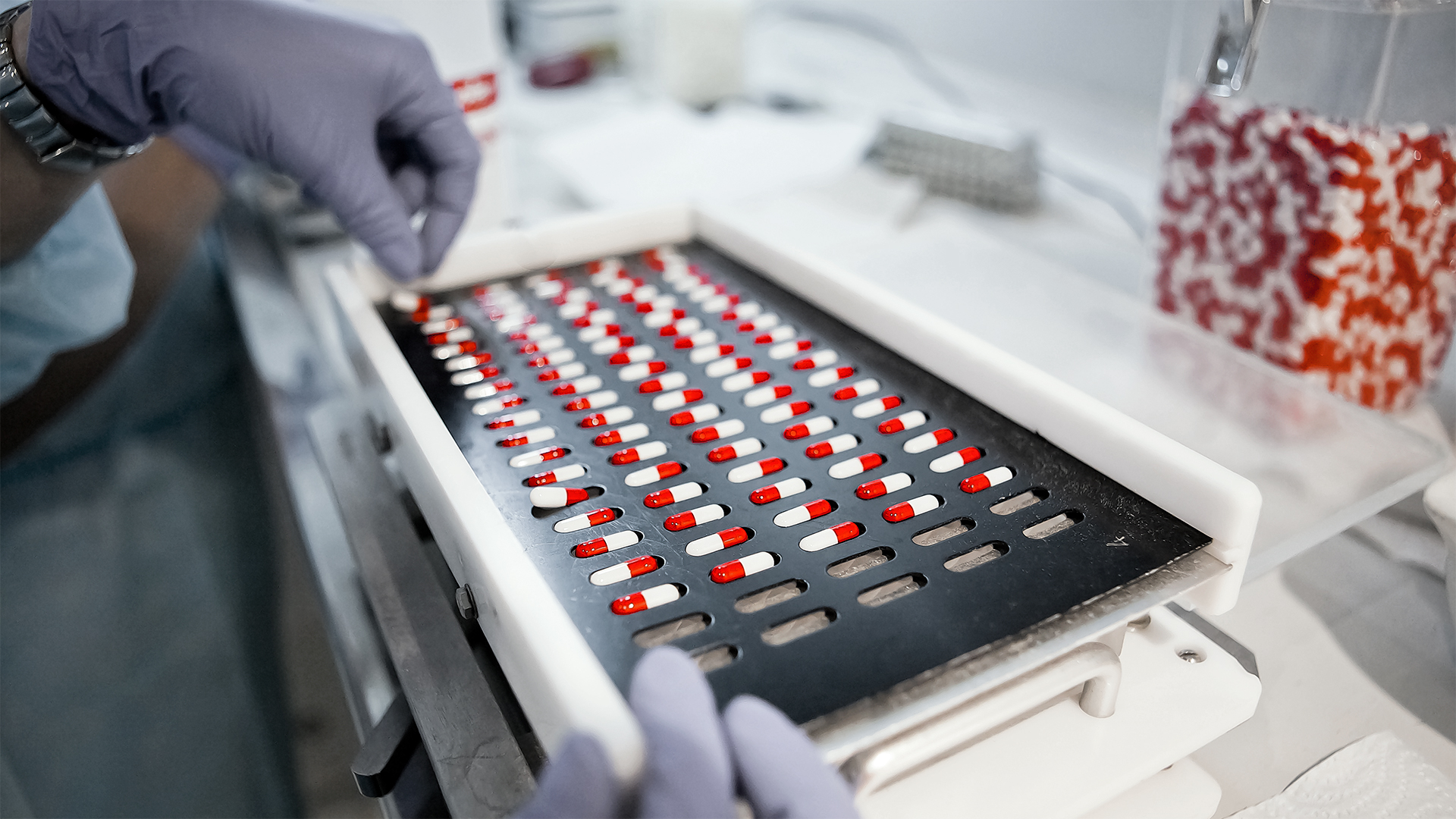 Pharma 4.0, quality management, sorting pills into tray