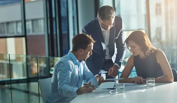 Business peopel looking at an ipad