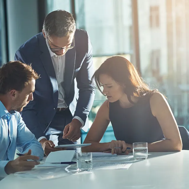 Business peopel looking at an ipad