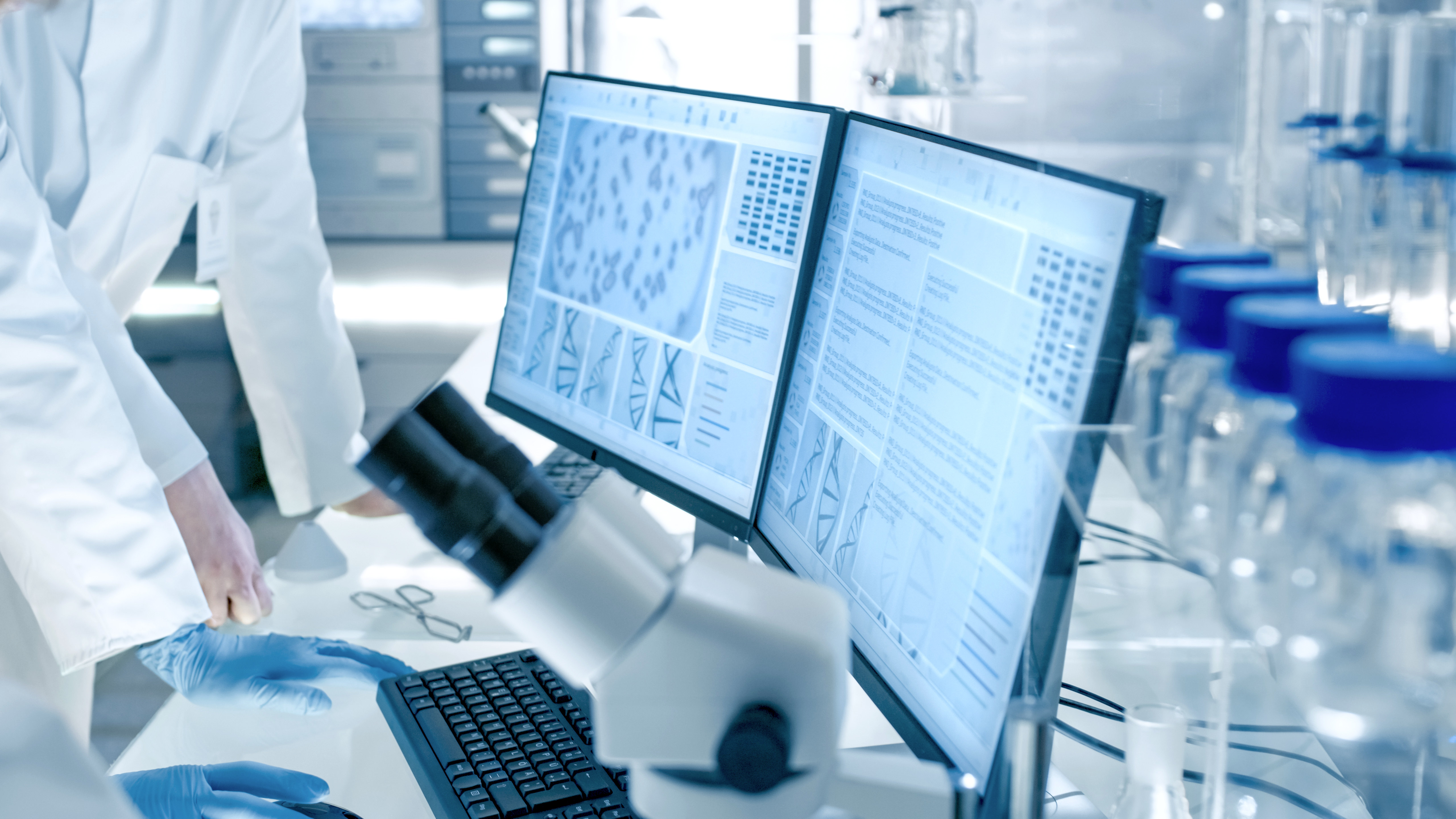 Life Sciences Computer Screens And Lab Equipment (1)
