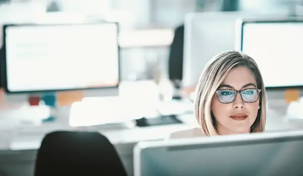 Woman with glasses looking a screen