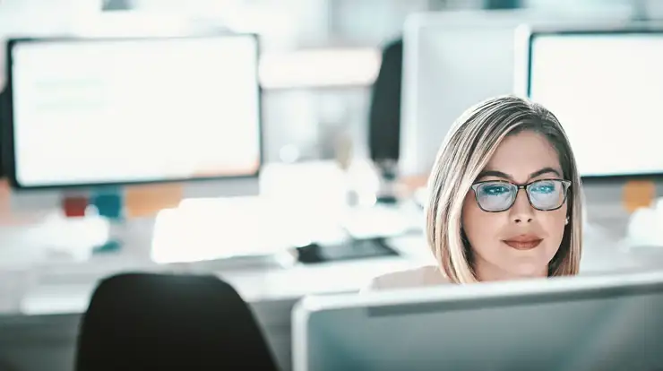 Woman with glasses looking a screen